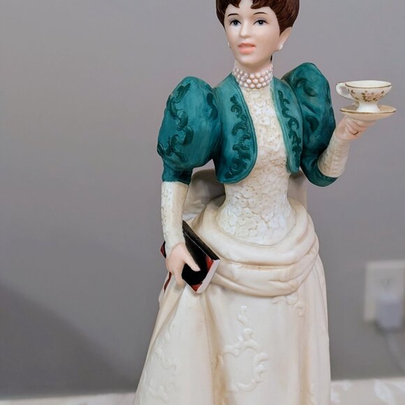 VTG Avon Mrs. Albee Award President’s Club 1995 Victorian Porcelain Figurine 10" - Picture 2 of 7